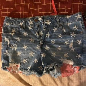 Flag cutoff shorts